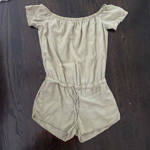 Bella Dahl off the shoulder romper. Size small. Has pockets